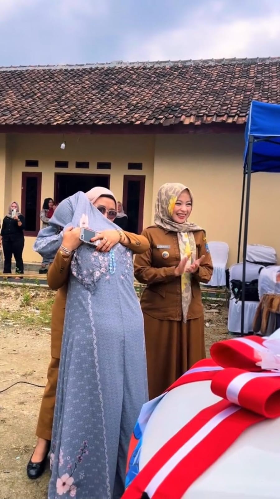 camat-petir-dampingi-staf-ahli-bupati-kabupaten-serang-dan-presiden-bmi-kopsyah-dalam-penyerahan-hadiah-undian-1-unit-mobil-honda-brio